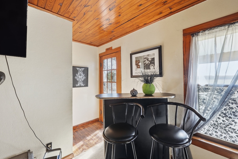 Cozy Country Retreat Hot Tub, Fire Pit & Guitars 2 Bedroom Home