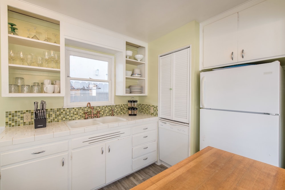 Ventura Vacations - Ventura Beach Cottage - Property Image 4