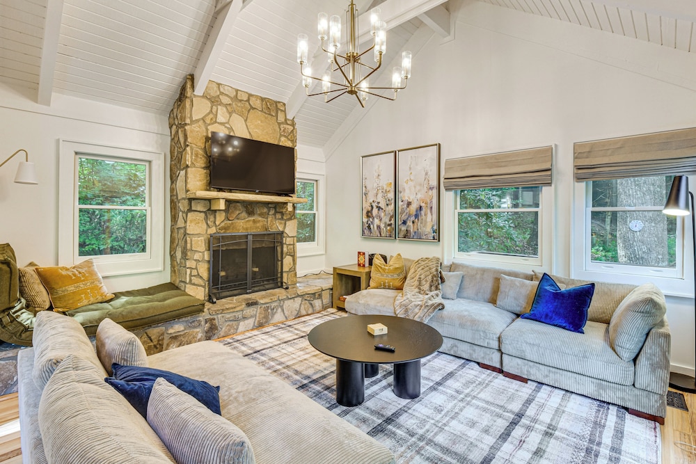 Newly Renovated: Pet-friendly Sapphire Retreat!
