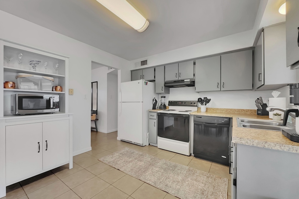 3 Mi to Old Town Scottsdale: Home w/ Patio!
