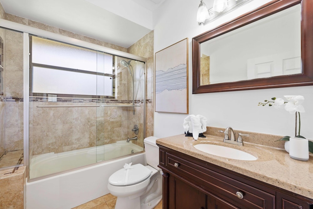 Grand 6BR Plantation Estate w/ Tennis & Pool