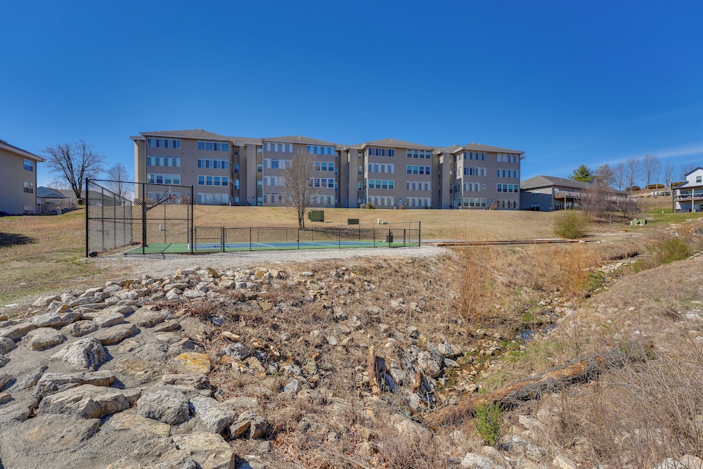 Walk to Branson Strip: Inviting Condo!