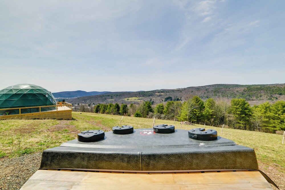 The Bear Dome w/ Barrel Hot Tub in Franklin!