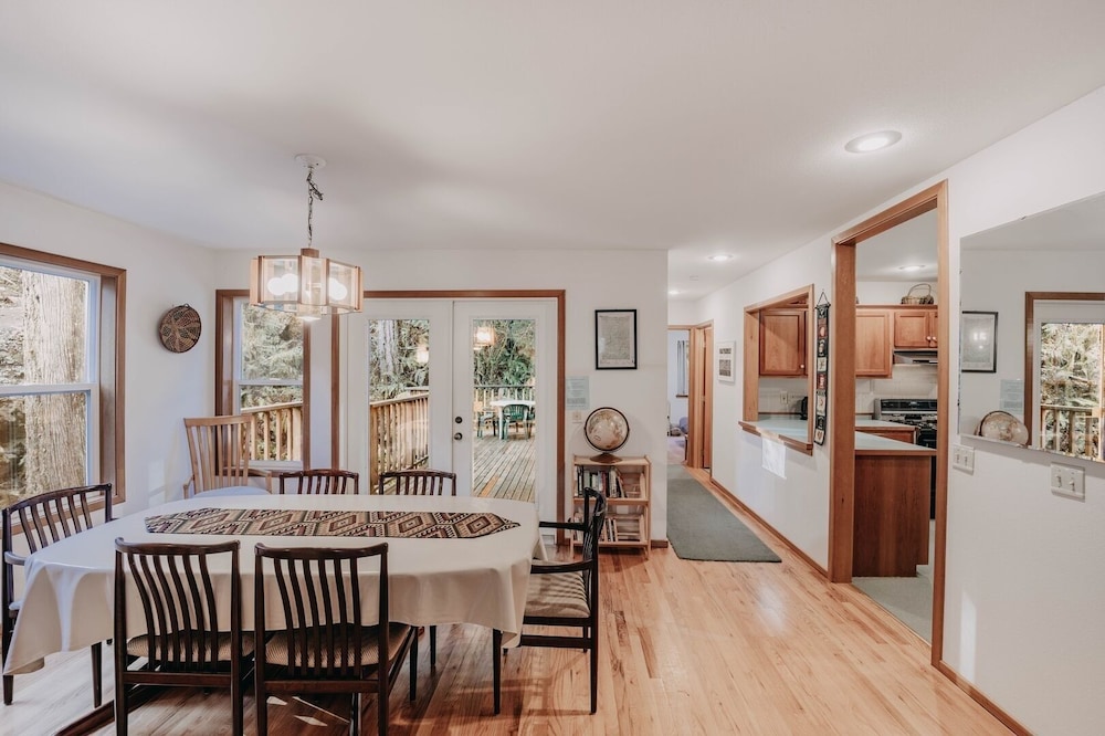 51sl - Ping Pong - Fireplace - D/w - W/d - Sleeps 8 3 Bedroom Home by RedAwning