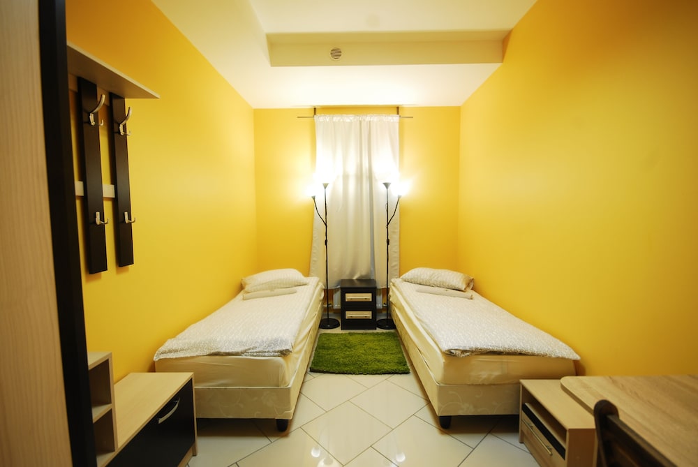 Landmark City Hotel - Hostel