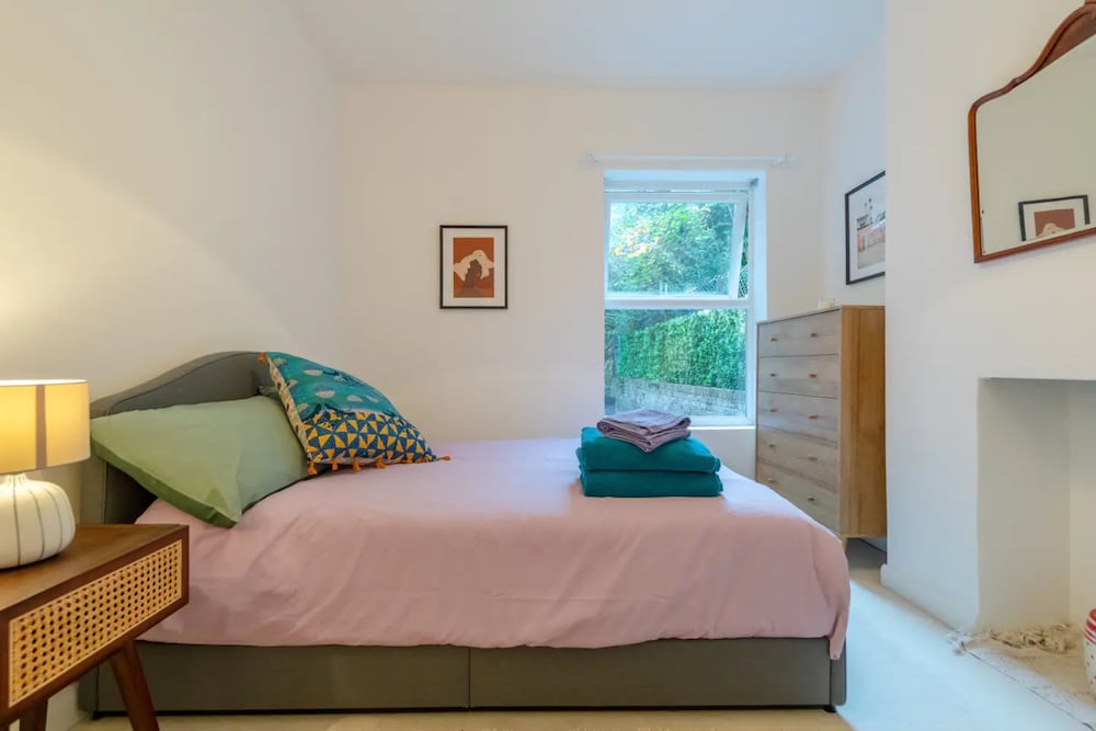 Charming 1 Bedroom Apartment in Shepherds Bush With Patio Area