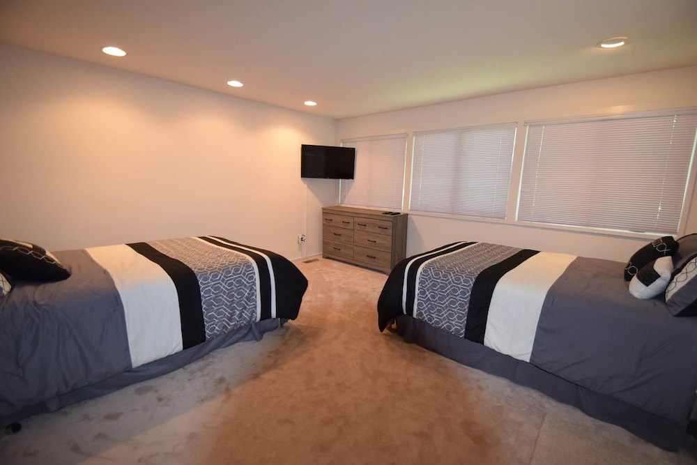 Tunnel Avenue 14106 2 Bedroom Home by RedAwning
