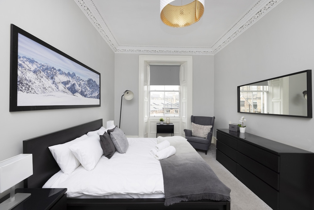 JOIVY 4-Bed Stylish Flat In Edinburgh City Centre view 5