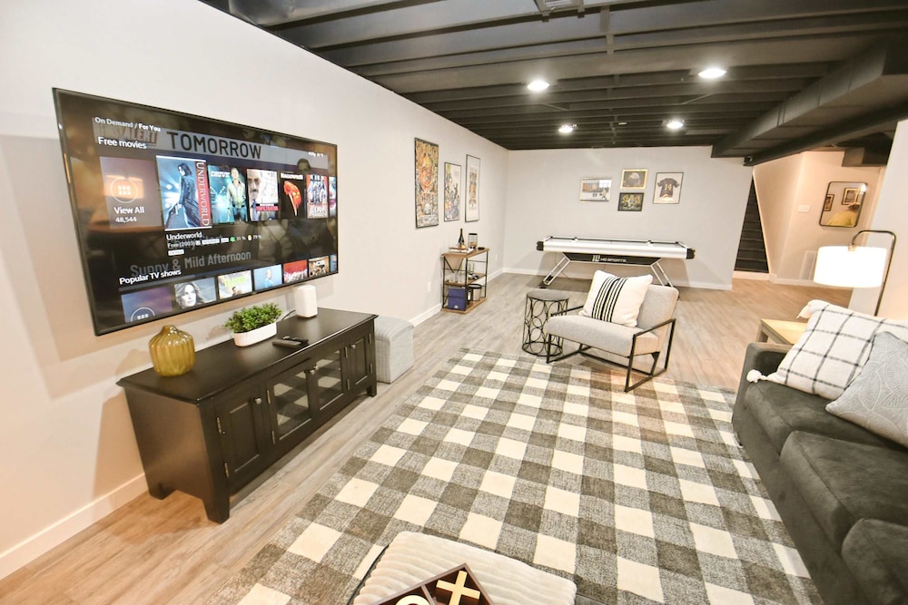 Modern 5 Bedroom Home Sleeps up to 12 15 min Walk to ND 2329