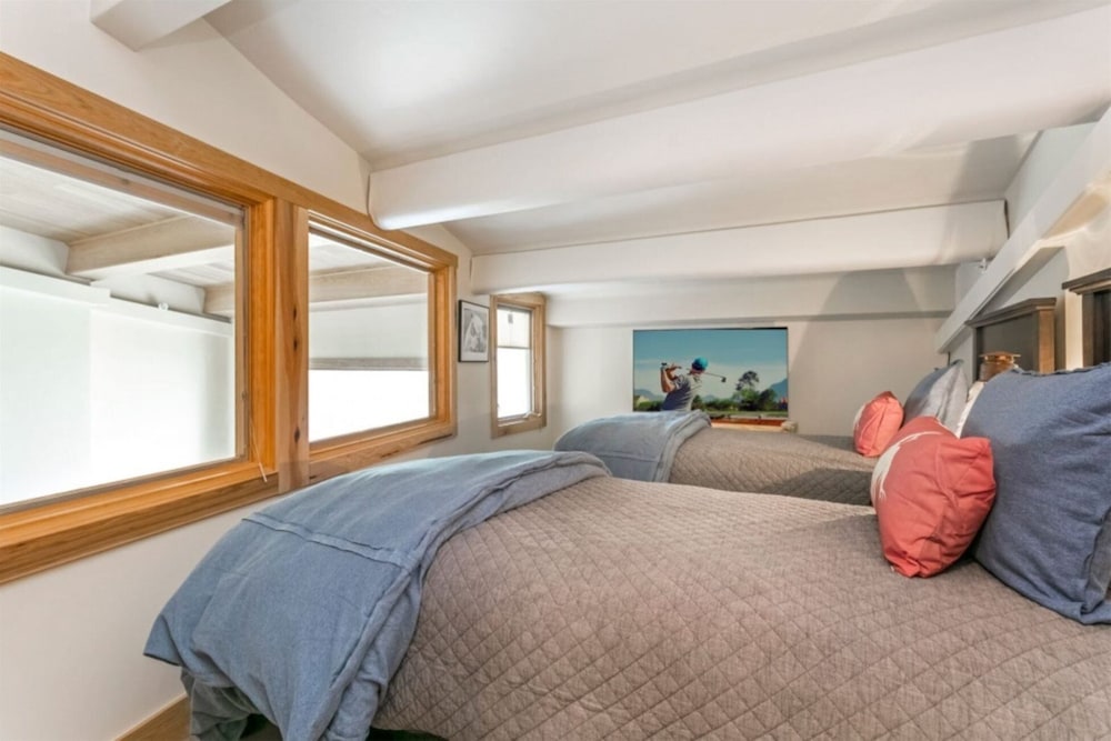 Spacious 3 Bedroom Condo in Lionshead Village - 100 Yards to Lift, Pool, hot Tub!