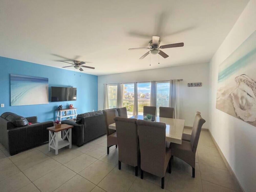 Admire Sea View From a Stunning Condo