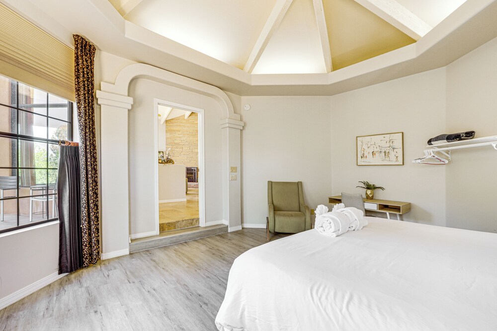 Group Getaway w/ Outdoor Oasis in Sedona!