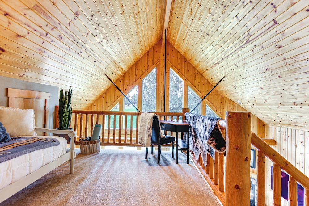 Hike, Fish & Ski: Redmond Escape w/ Hot Tub!