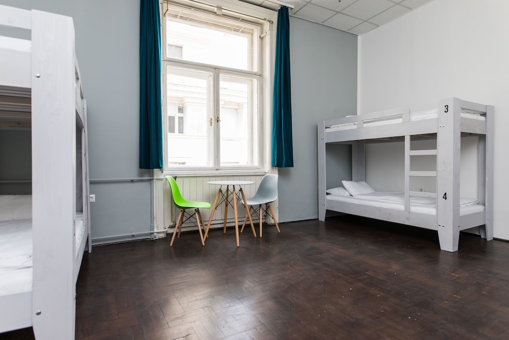 2B Hostel & Rooms