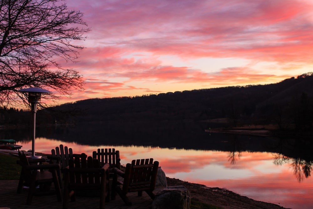 LakeFront Lodge