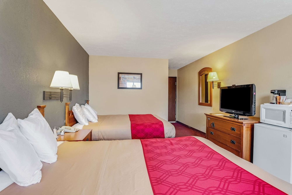 Econo Lodge Junction City I-70 Near Fort Riley view 4