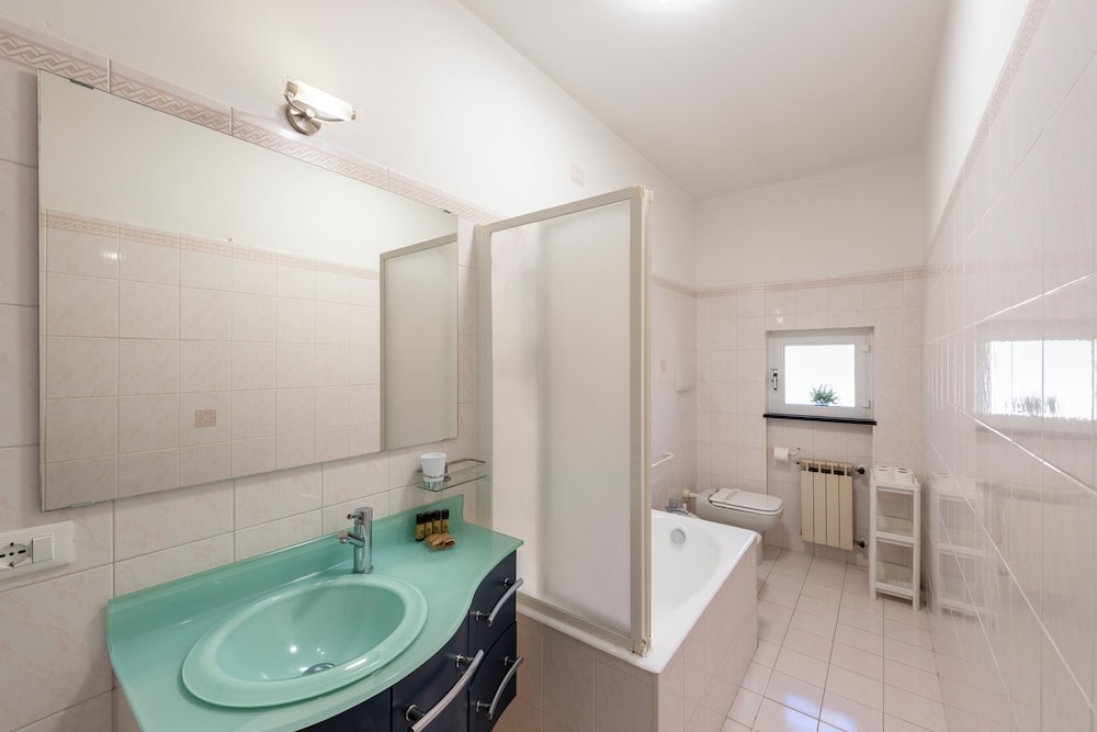 Charming 2-bed flat balcony & parking
