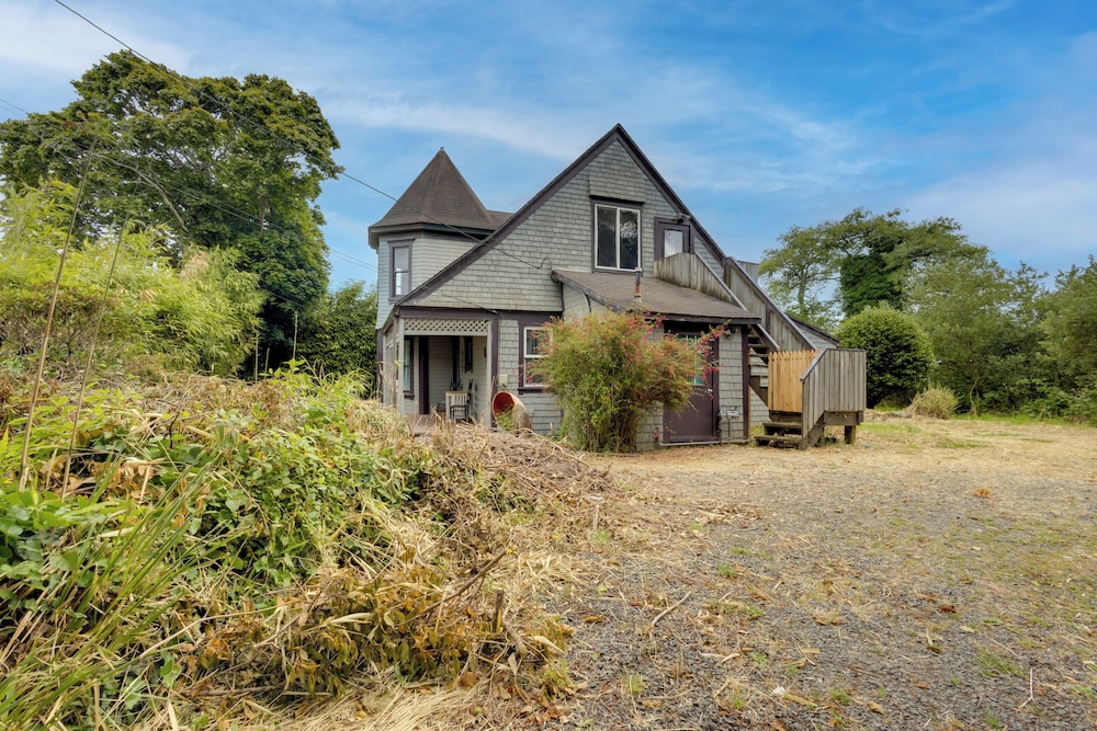 Walk to Main Avenue: Cozy Unit in Warrenton