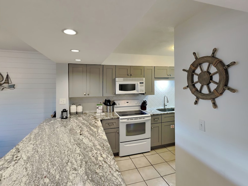 Sea Oats #309 by Southern Vacation Rentals