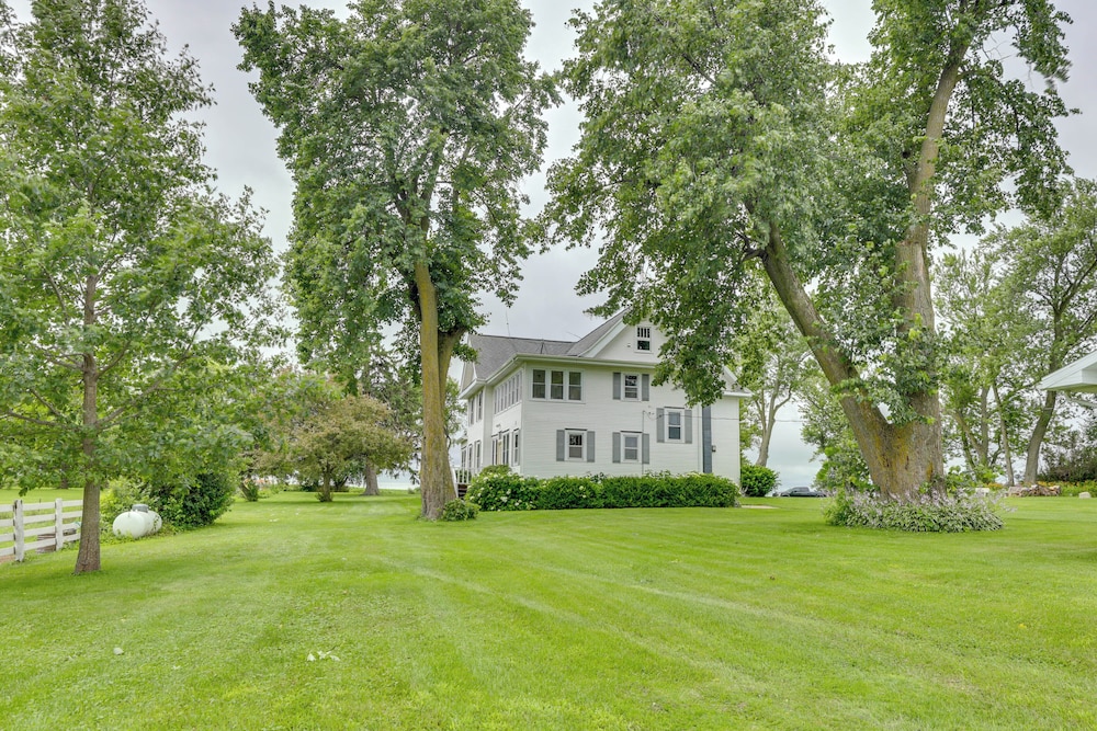 Group Getaway: Luxe Farmhouse in Mt Horeb!