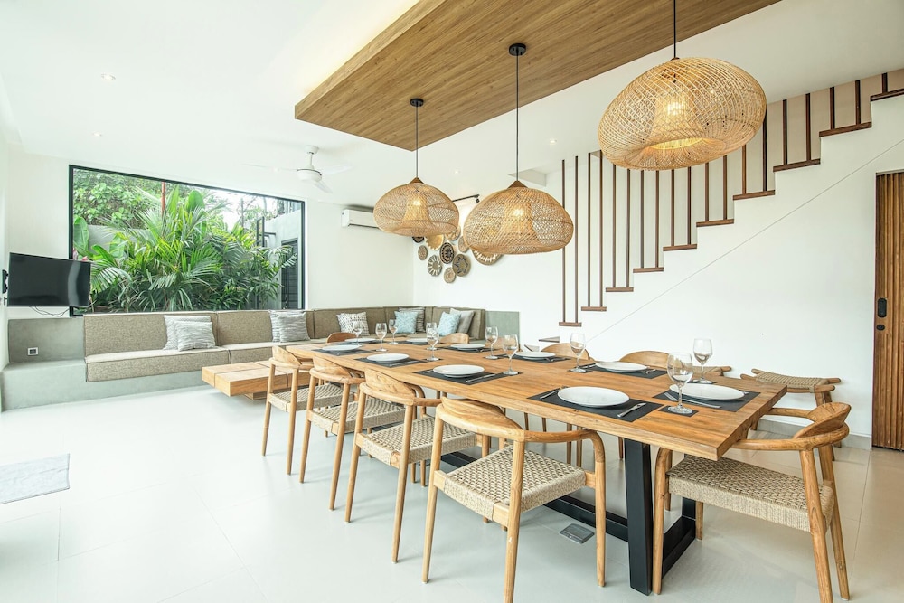 Luxury 5BR Retreat, 400m From Café Del Mar Shore