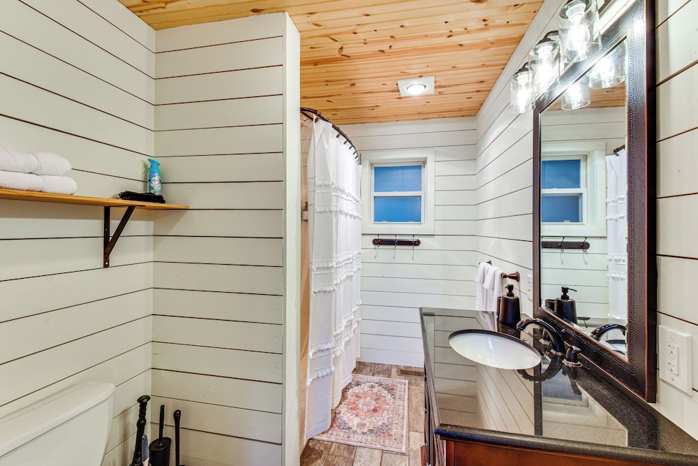 1 Mi to Beach: Lake Rabun Home w/ Carriage House
