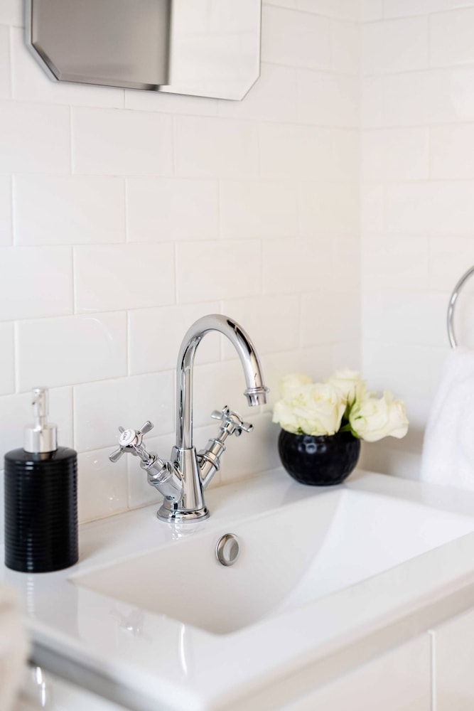 Renovated Retro Apartment Near Harbour Front Walks