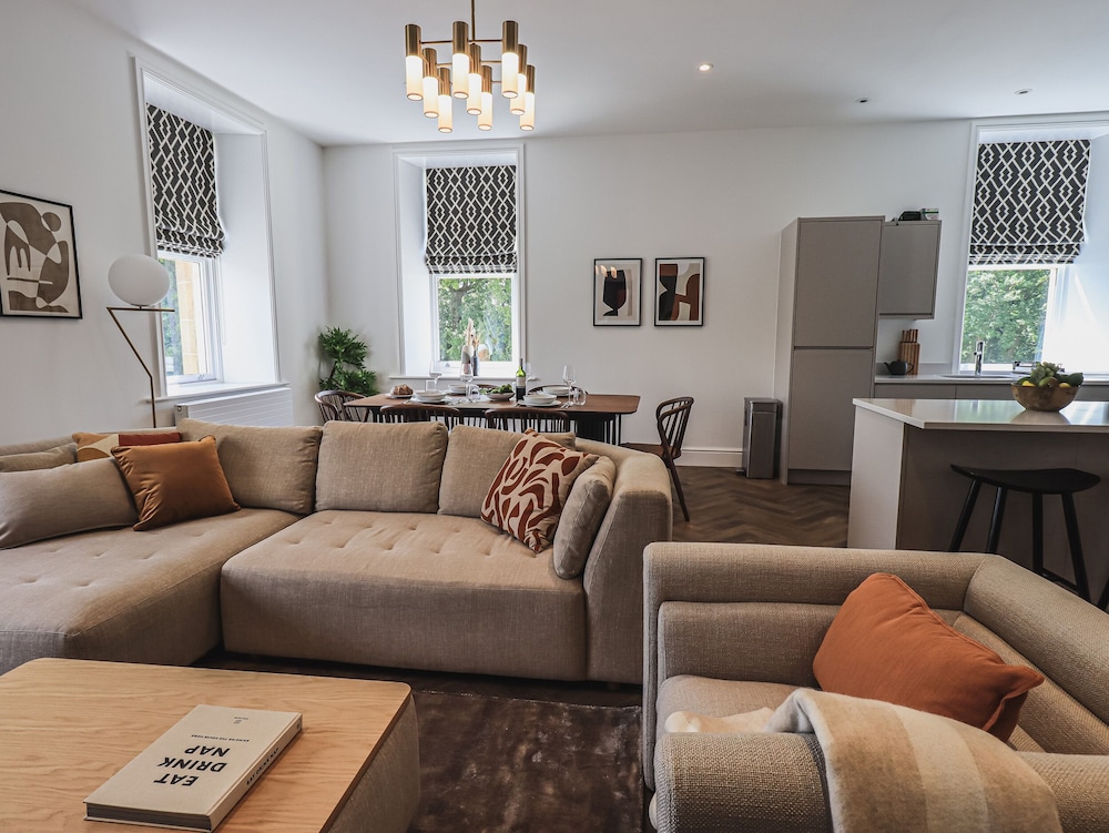 The Lucy Suite Stone Cross Mansion