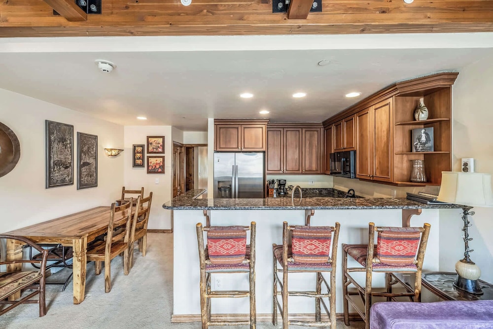 Landmark Vail - Charming Condo for 8 with Resort-style Amenities