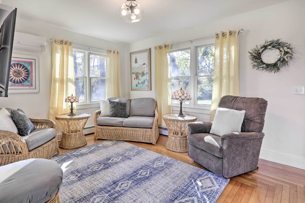 Cozy Historic Wakefield Home Close to Beaches - Property Image 19