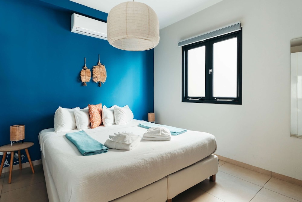 Seabreeze Retreat Stylish Blue Bay Residence