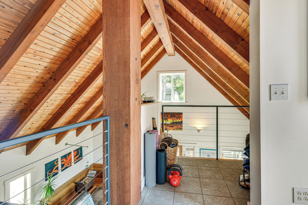 1 Mi to Black Sands Beach: Dreamy Coastal Cottage