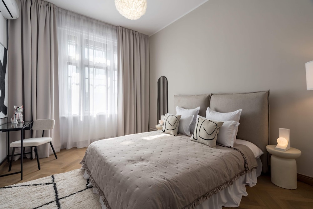 Calea 3BR Victoriei Stunner - Two Living Rooms - Balconies on the Avenue
