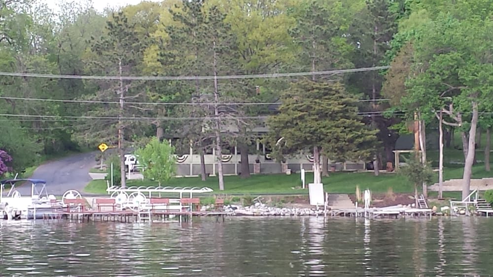 Lake Ripley Lodge w Lake Front Rooms, Grand Porch, Kayaks & Paddleboard
