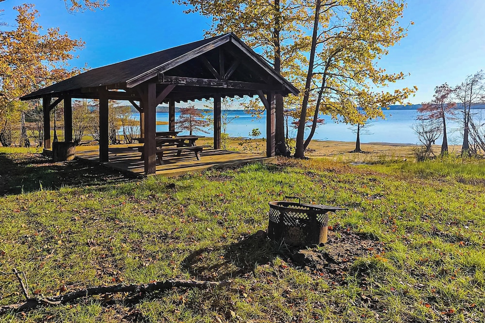 2BR Dog-friendly Home Near Lake w/ Fire Pit