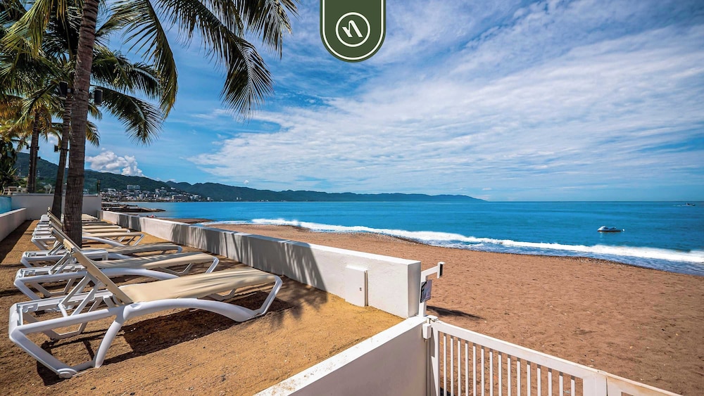 New Oceanfront 2 BR Condo - Gym - Beach - Pool