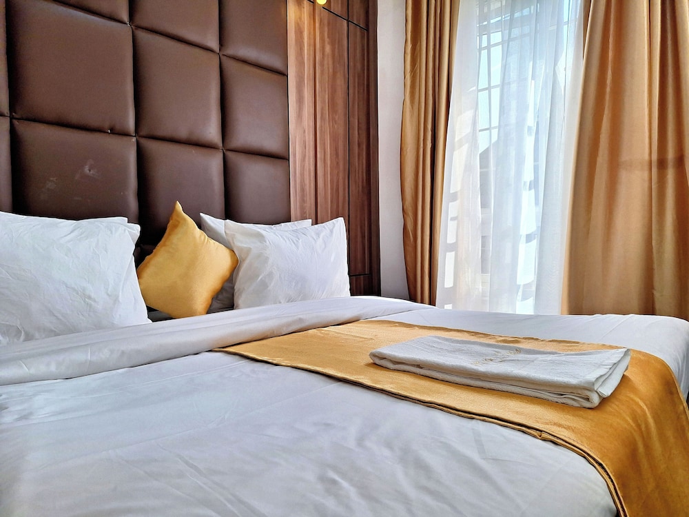 Luxxe Suites By Almond