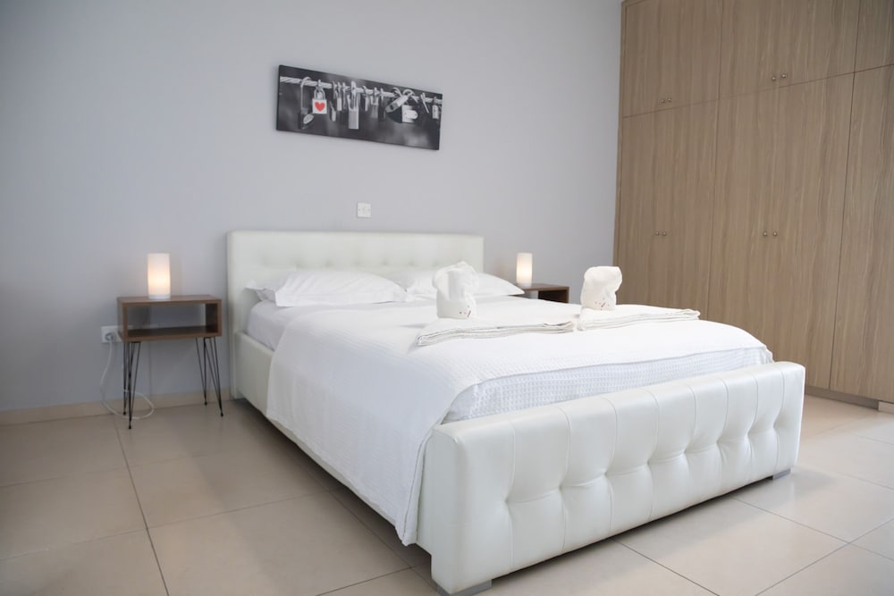 Valentina Apartments Central Paphos Beach Stay 2