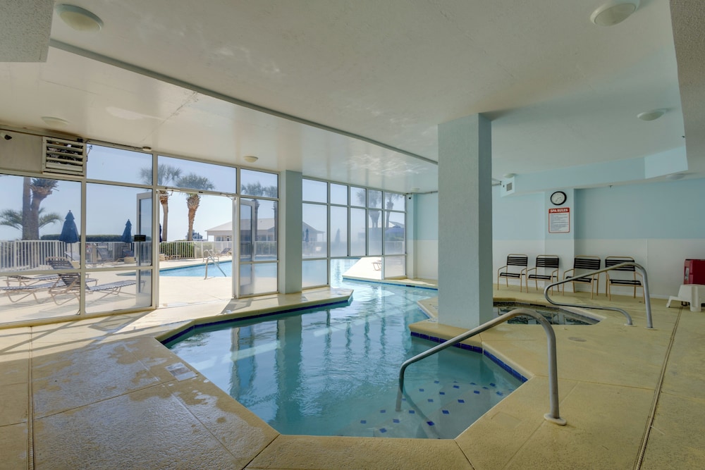 2 Mi to Beach: Condo w/ Balcony in Gulf Shores!