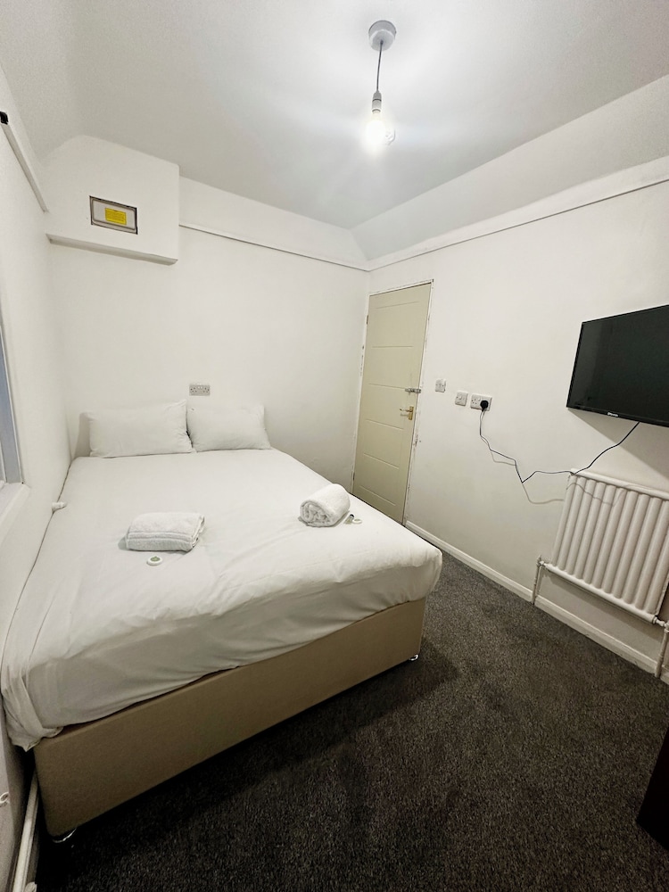 Horley Vacations - Gatwick Birchwood Lodge - Property Image 9