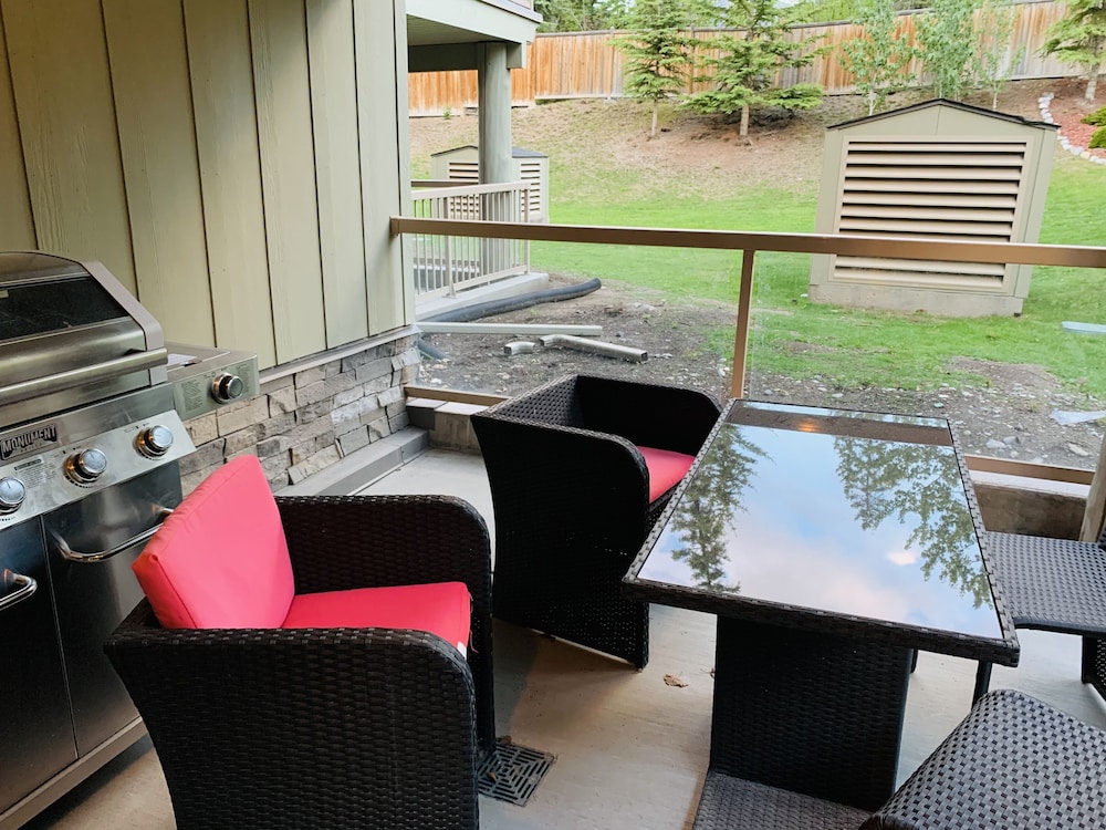 One Studio with BBQ & a Huge Patio - Image 3