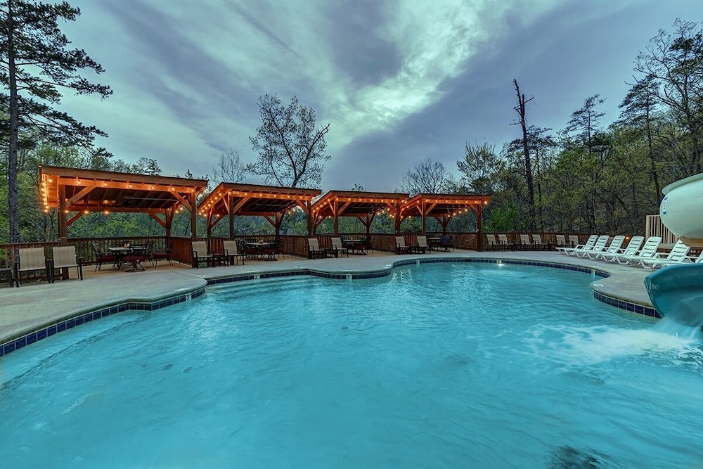 Bare Fu't Chateau - 4 Bedrooms, 4 Baths, Sleeps 14 Home by RedAwning