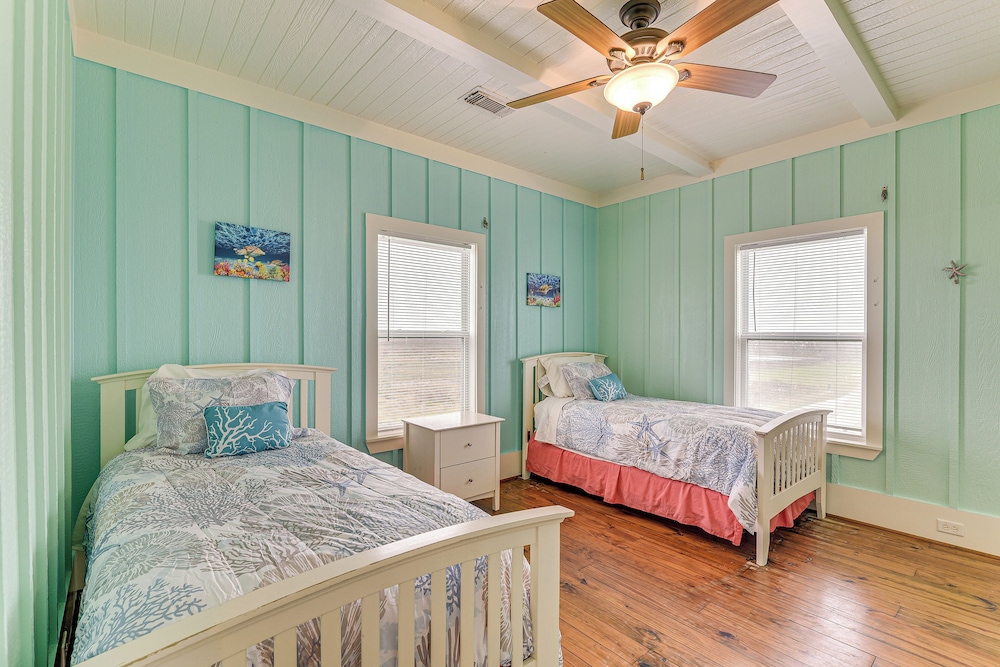 Walk to Beach: Home w/ Hot Tub & Deck in Gilchrist