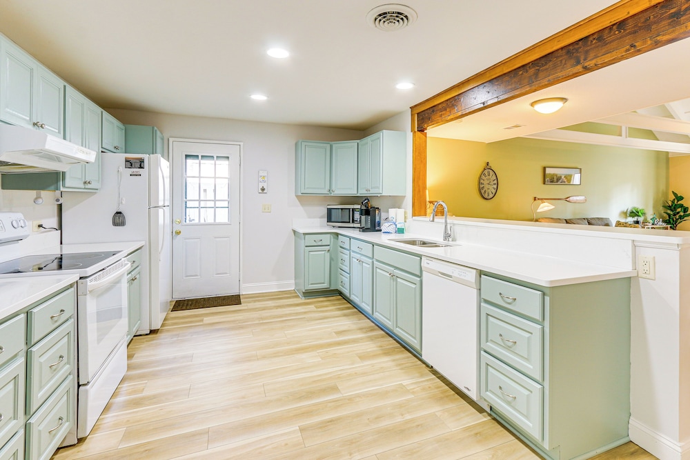 Pool Access + Pet Friendly: Condo in Hilton Head