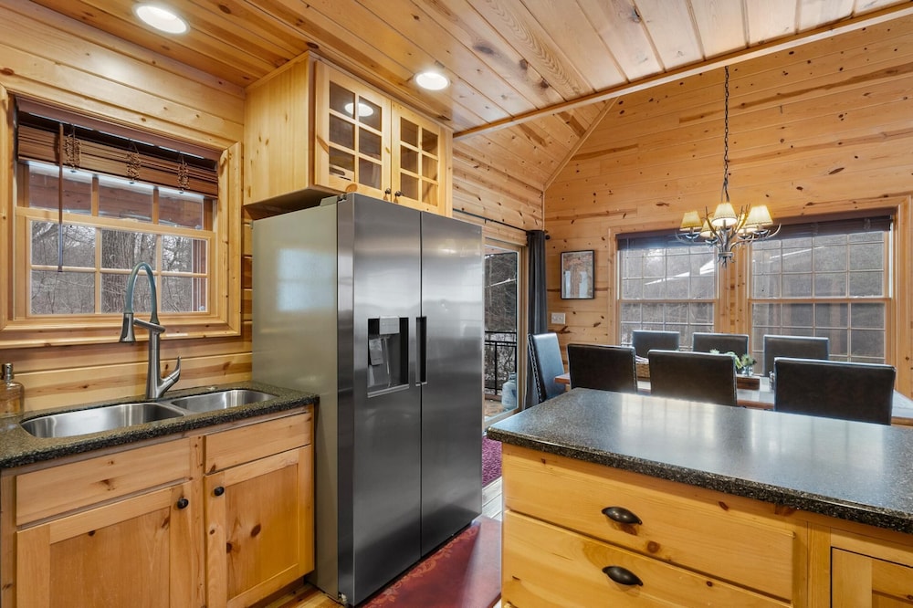 Timber Nest Goshorn Lake Dock, Pool, Town HOT Tub!