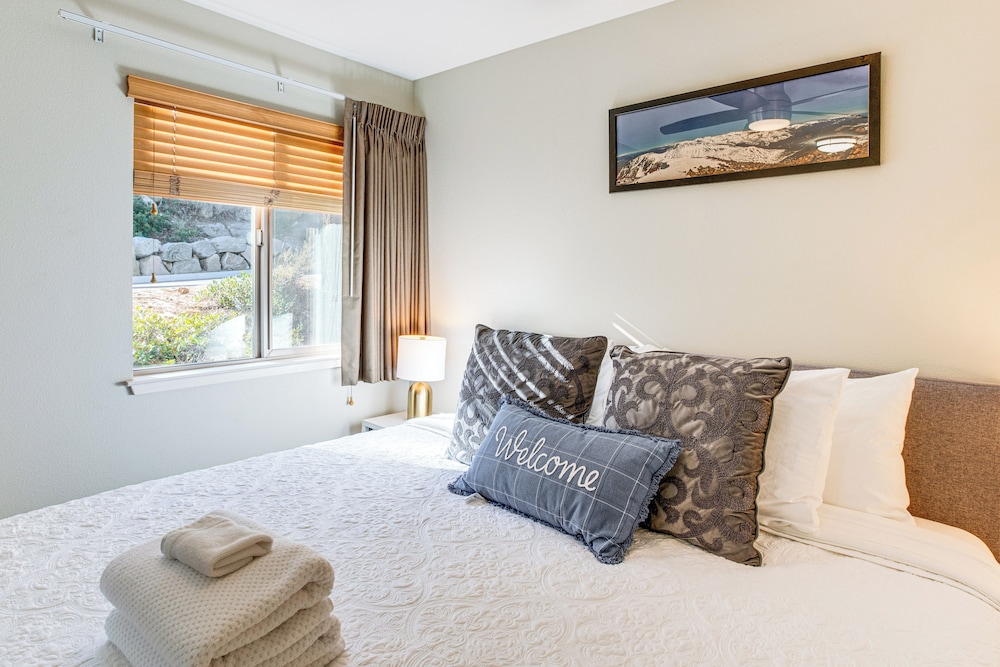 1 Mi to Stagecoach Chairlift: Stateline Condo