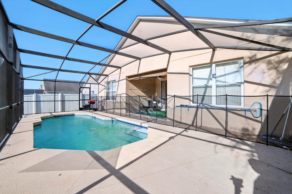Family Retreat With Private Pool Near Disney! 3 Bedroom Residence