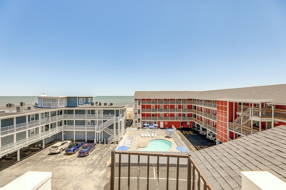 Steps to Shore: Newly Renovated Dewey Beach Home!