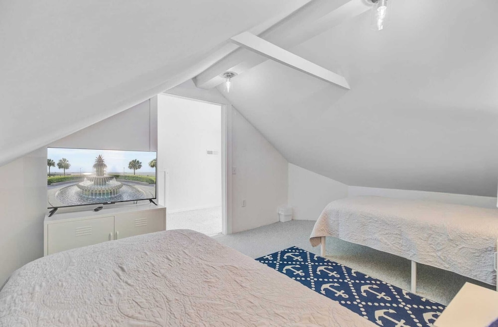 Oceanview Condo + Pool, Balcony & Beach Access 304 D Port O Call by Avantstay