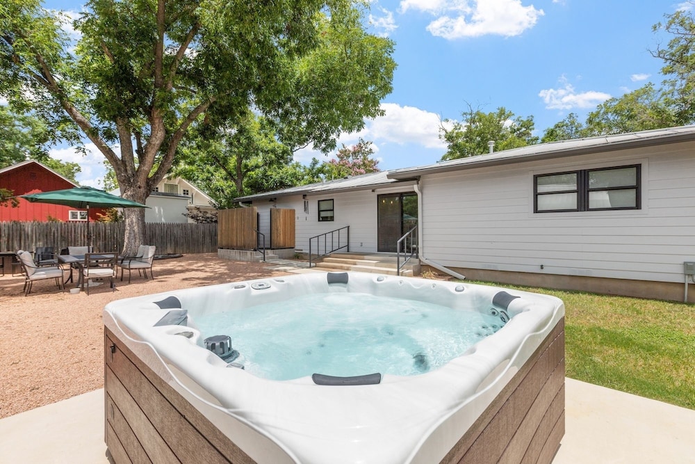 Zander Haus 3 Bedroom Home by RedAwning